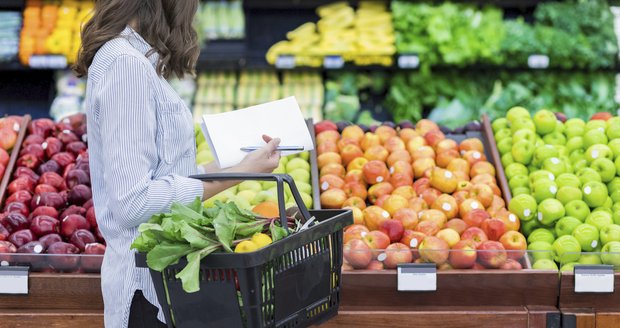 Češi propadli zdravé stravě? Kupují víc ovoce, sází i na bio, ukázal průzkum