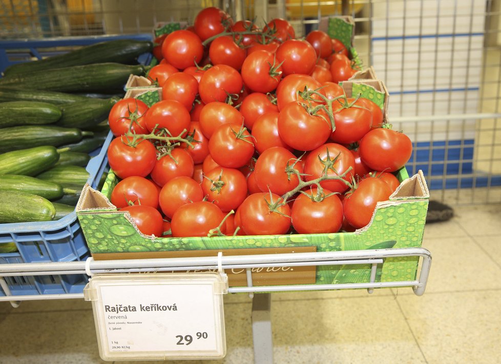 Evropská komise nařizuje u 10 druhů ovoce a zeleniny zvláštní obchodní normy. Dříve jich bývalo šestatřicet včetně požadavků na „křivé“ okurky a banány.