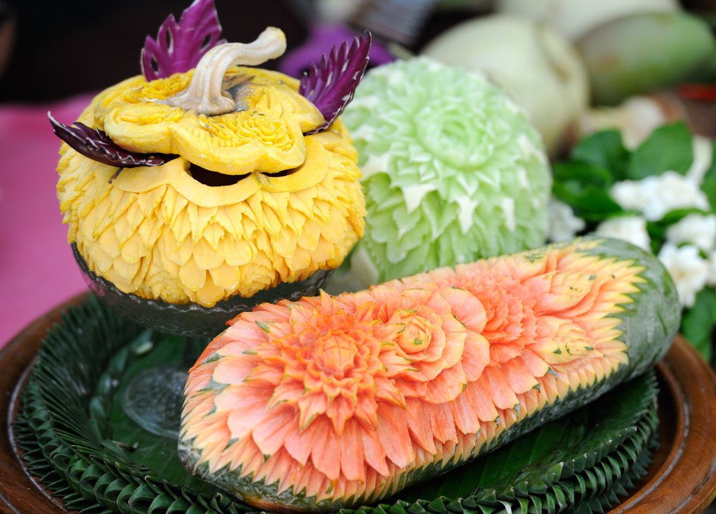 Vyřezávané dekorace z ovoce a zeleniny rozzáří každou slavnostní tabuli