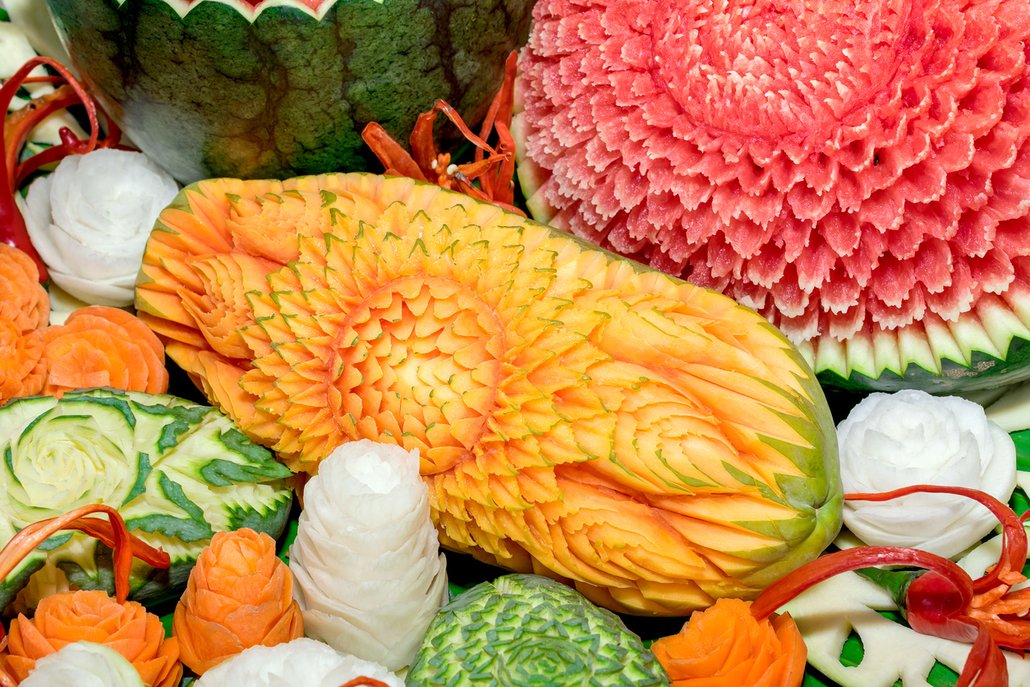 Vyřezávané dekorace z ovoce a zeleniny rozzáří každou slavnostní tabuli
