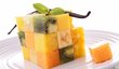 Ovocný salát z kiwi, melounu, ananasu a pomeranče ozdobený vanilkou