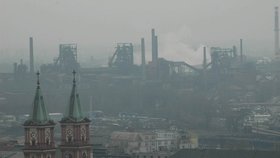 Ostravu i celé Karvinsko zahaluje pravidelně smog. Inverzní situaci zde lidé s nadsázkou říkají šedá záře.