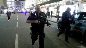 V Londýně údajně zazněla střelba, policie evakuovala stanici metra.