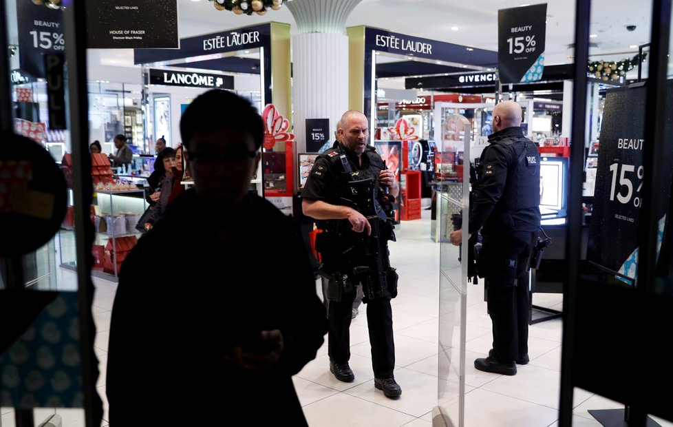 V Londýně údajně zazněla střelba, policie evakuovala stanici metra