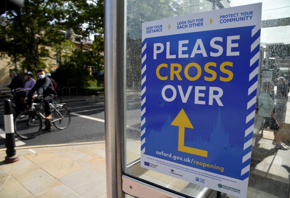 Koronavirus ve Velké Británii: V britském Oxfordu mají jasno. Na ulicích jsou kvůli pandemii vyhrazena místa pro odpočinek tak, aby nedocházelo k porušování sociálního distancu. Ukazatele i nasměrovávají, kudy mají lidé chodit (17. 9. 2020)