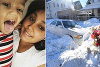 Matka s ročním synem se otrávili v zavátém autě: Sníh jim ucpal výfuk