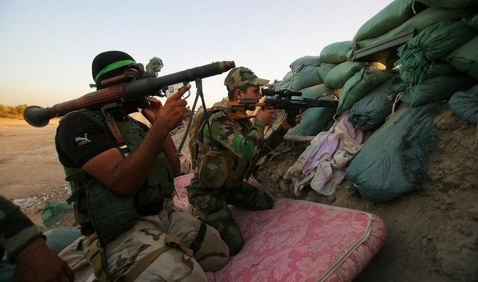 Ozbrojenci v Iráku bojují proti Islámskému státu