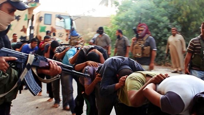 Ozbrojenec z ISIL vede zajaté irácké vojáky po dobytí vojenské základy v Tikrítu