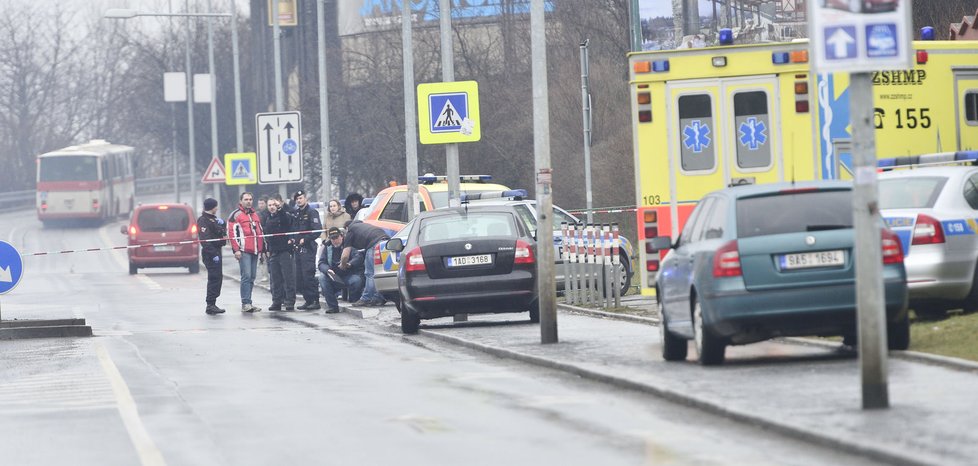 Na místě jsou policejní ozbrojenci i sanitka