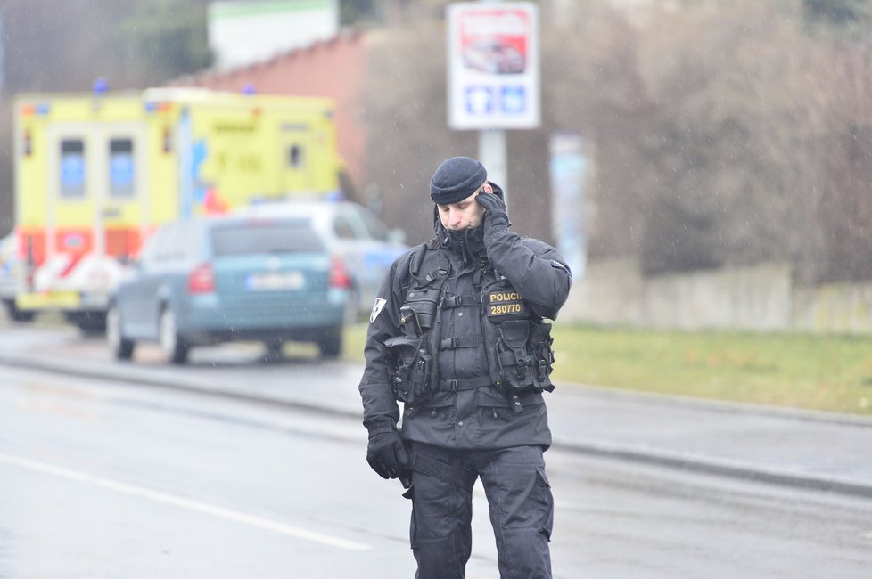 Policista dostává hlášení o situaci na místě