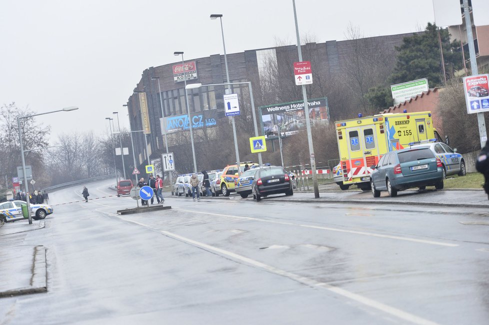 Na místě jsou policisté i sanitka