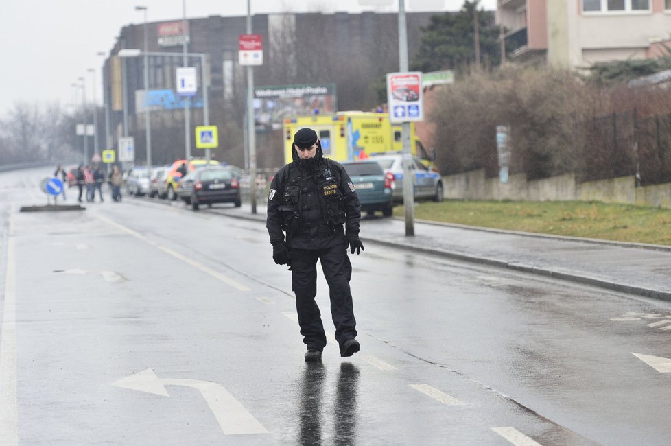 Policista střeží uzavřenou ulici