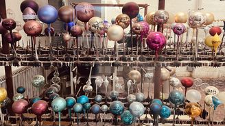 Skleněná koule přežila války, znárodnění i trendy. V Ozdobě jich ročně vyrobí 200 tisíc Skleněná koule přežila války, znárodnění i trendy. V Ozdobě jich ročně vyrobí 200 tisíc