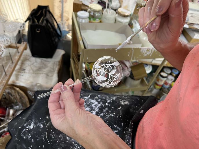 Skutečný charakter ozdob se ale rodí až v malírně. Skutečný charakter ozdob se ale rodí až v malírně.