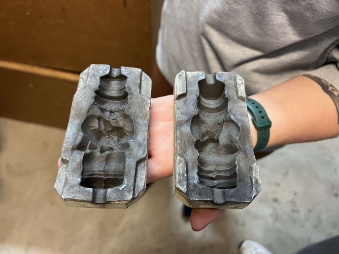 K ozdobám foukaným do forem pak spadají Mikulášové, kominíčci, andílci nebo třeba licencovaní Spejbl, Hurvínek, Mánička a Žeryk. K ozdobám foukaným do forem pak spadají Mikulášové, kominíčci, andílci nebo třeba licencovaní Spejbl, Hurvínek, Mánička a Žeryk.