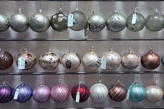 Barvy a tvary se střídají, trendy se vracejí ve vlnách, ale koule zůstávají. Barvy a tvary se střídají, trendy se vracejí ve vlnách, ale koule zůstávají.