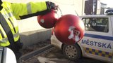 Španělská liga s vánočními ozdobami: Cizinci je sundali ze stromu a hráli s nimi fotbal
