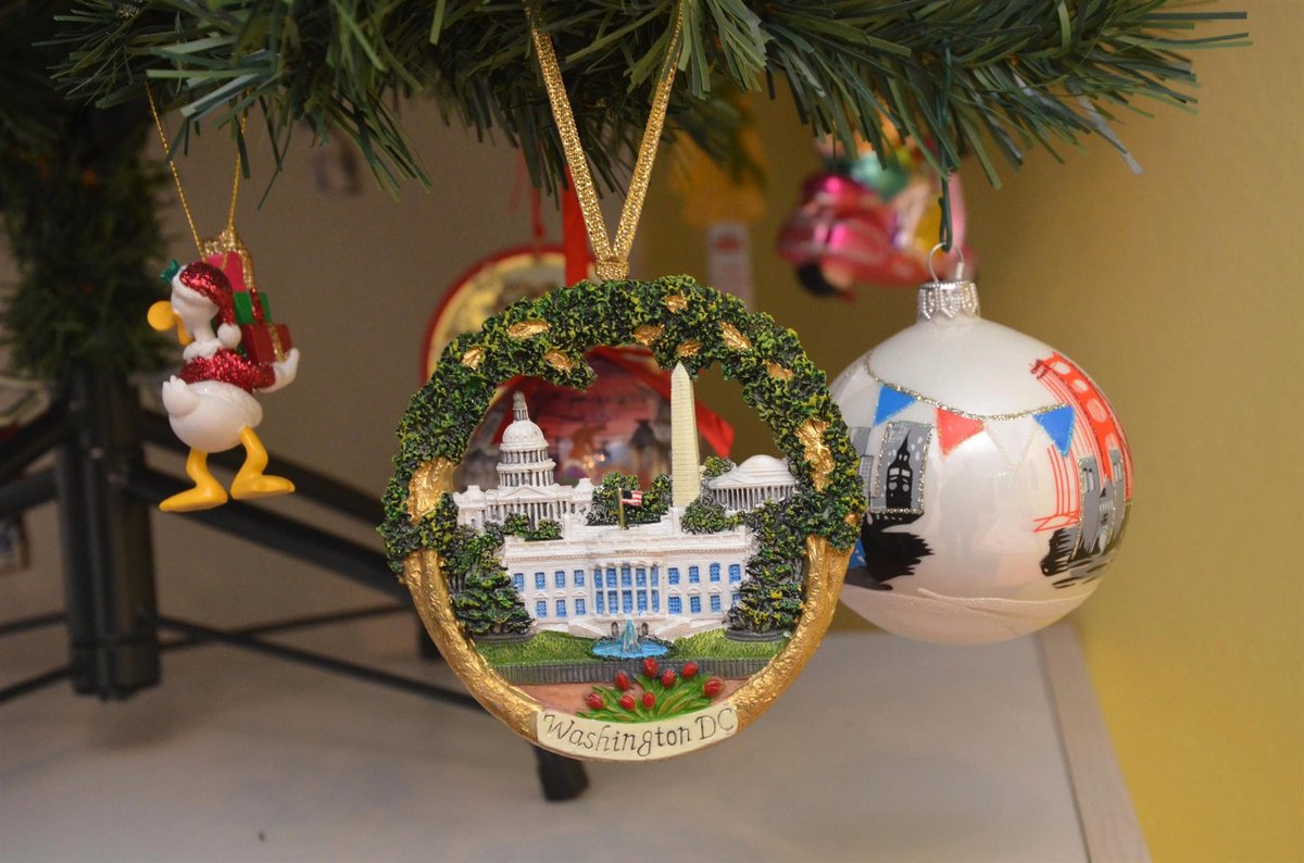 Tradiční kruhová ozdoba, která zdobívá stromečky v Bílém domě.