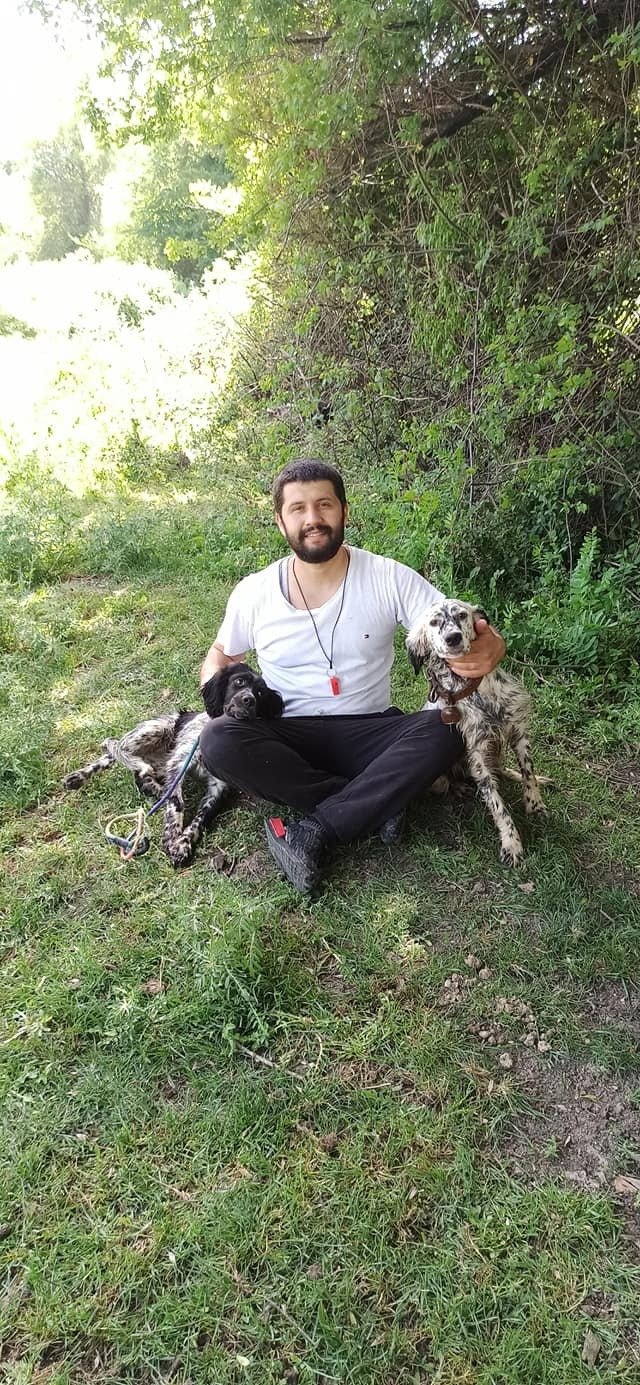 Novopečený otec Ozgur Gevrekoglu z Turecka zemřel na lovecké výpravě. Jeho pes zmáčkl spoušť brokovnice.