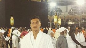 Mesut Ozil na muslimské pouti v Mekce