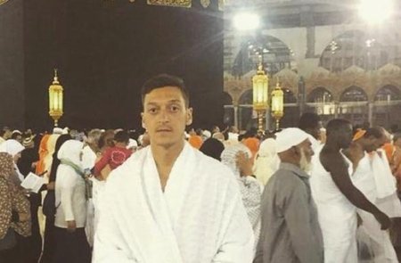 Mesut Ozil na muslimské pouti v Mekce