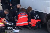 Řidič dodávky zkolaboval na křižovatce v Plzni: Srdce mu "nahazovali" policisté