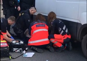 Policisté oživovali v centru Plzně řidiče, který zkolaboval.