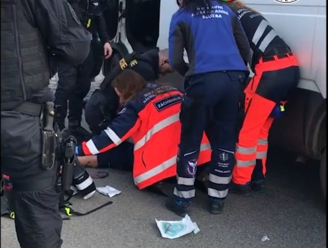 Policisté oživovali v centru Plzně řidiče, který zkolaboval.