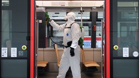 Dopravní podnik hlavního města Prahy ukázal 6. března 2020 v pražské Vozovně Pankrác nové technologie čištění interiérů tramvají a autobusů polymerovou dezinfekcí.