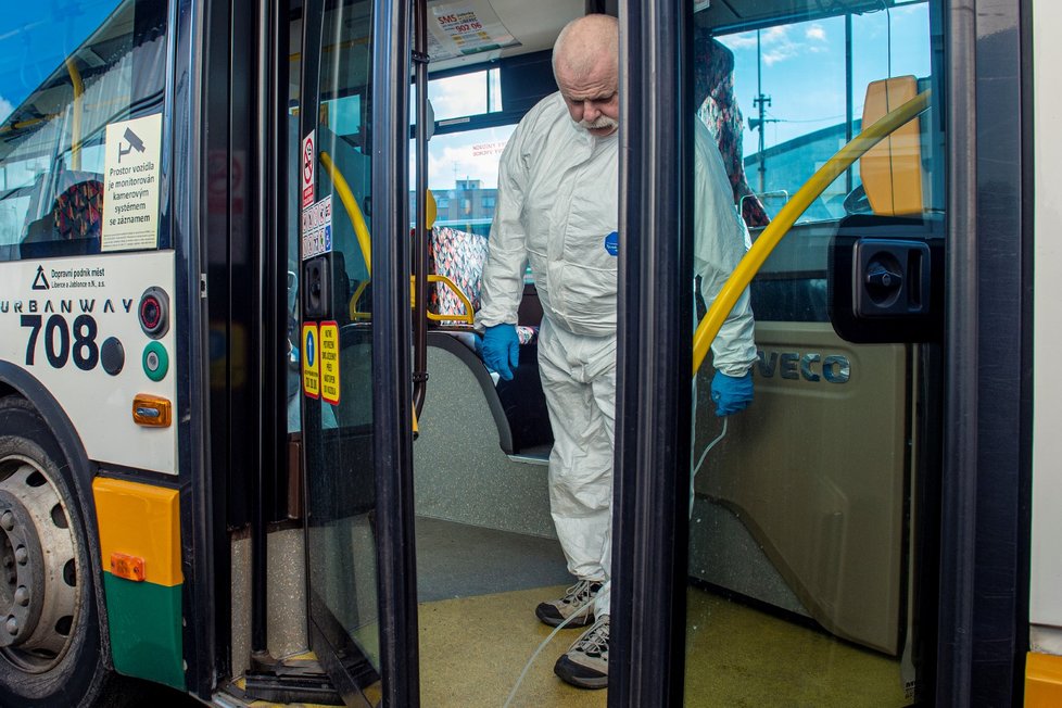 Dopravní podnik měst Liberce a Jablonce nad Nisou (DPMLJ) začal 4. března 2020 kvůli koronaviru své autobusy a tramvaje dezinfikovat ozonem.