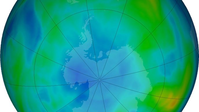 Stav ozonu na jižní polokouli 19.května. Modře až fialově je vyznačena ozonová díra, naopak žlutá a červená barva označují největší množství ozonu