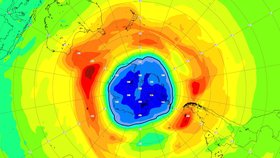 Ozonová díra je letos nezvykle obrovská, varují vědci. Už přesáhla celou Antarktidu