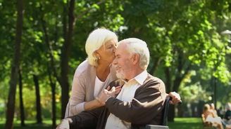 Pouze 33 % Čechů má naspořeno na důchod. Jak se na stáří připravit, aby vás nezaskočilo? Pouze 33 % Čechů má naspořeno na důchod. Jak se na stáří připravit, aby vás nezaskočilo?