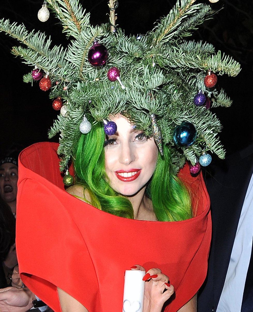 Lady Gaga se ráda převléká za vánoční stromeček, Vánoce samy o sobě ale ráda nemá.