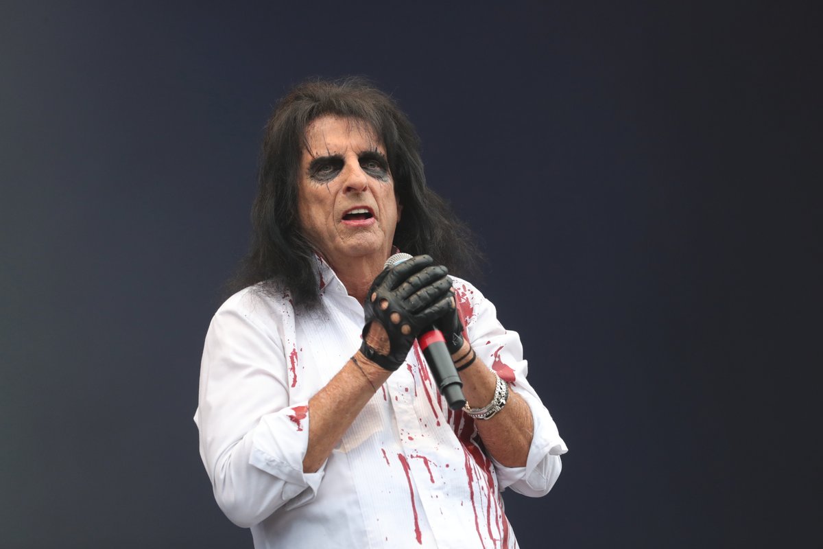 Alice Cooper během koncertu v Praze.