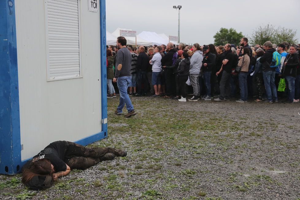 Pro někoho zřejmě koncert skončil předčasně.