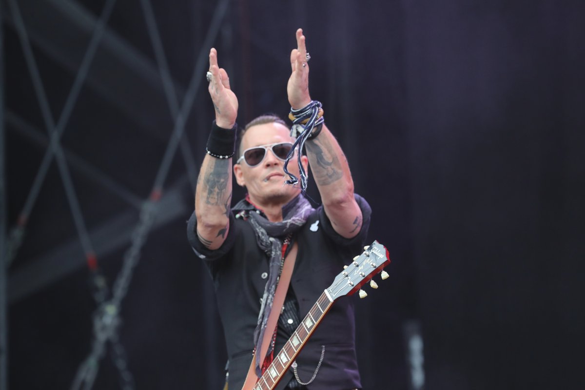 Johnny Depp během koncertu v Praze.