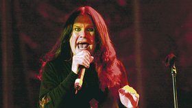 Ozzy Osbourne se na svém posledním vystoupení v Praze před třemi lety předvedl s pořádně temným nalíčením