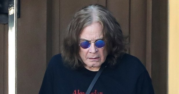 Rockový zpěvák Ozzy Osbourne po dlouhé době na veřejnosti.