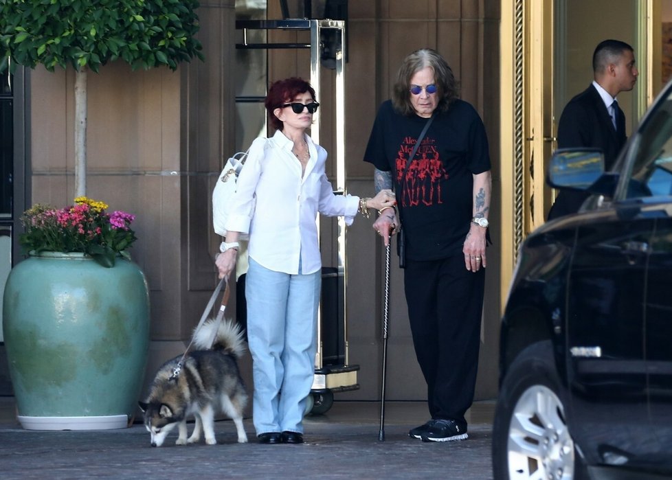 Rockový zpěvák Ozzy Osbourne po dlouhé době na veřejnosti v doprovody manželky Sharon.