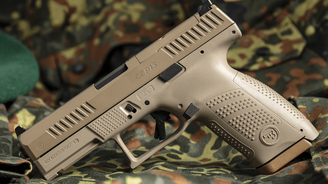 Češi vyzbrojí Bundeswehr. Česká zbrojovka vyhrála tendr na 200 tisíc pistolí P-13 Češi vyzbrojí Bundeswehr. Česká zbrojovka vyhrála tendr na 200 tisíc pistolí P-13