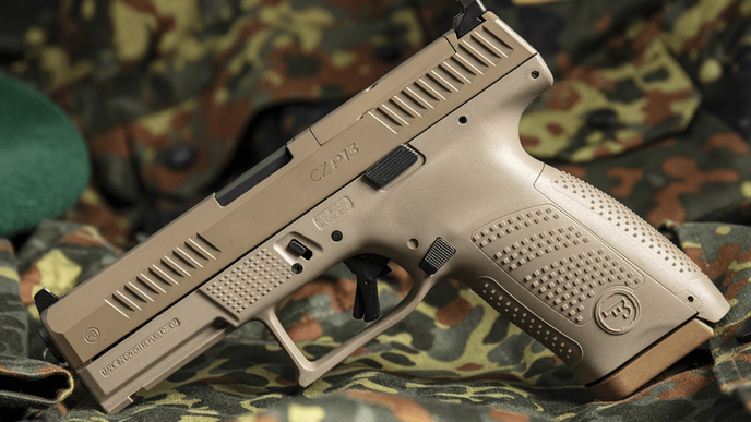 Pistole označená P-13 pro německý Bundeswehr. Pistole označená P-13 pro německý Bundeswehr.