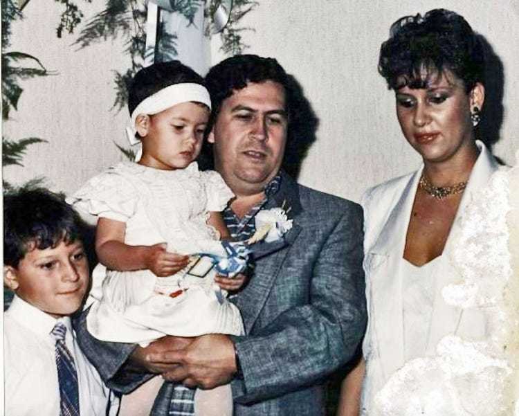 Pablo Escobar s manželkou, dcerou a synem.