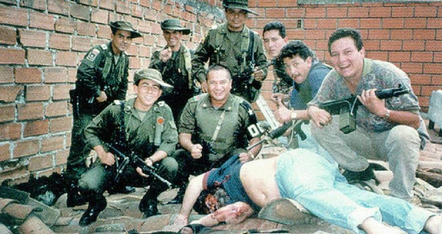 Vojáci se fotí u mrtvoly zastřeleného narkobarona.