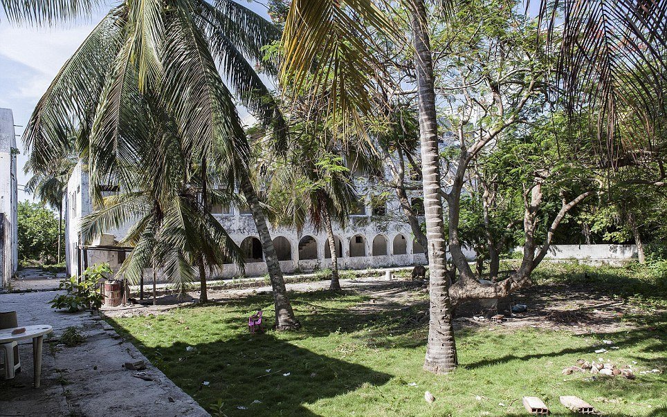 Bývalá Escobarova (léta opuštěná) vila před celkovou rekonstrukcí.