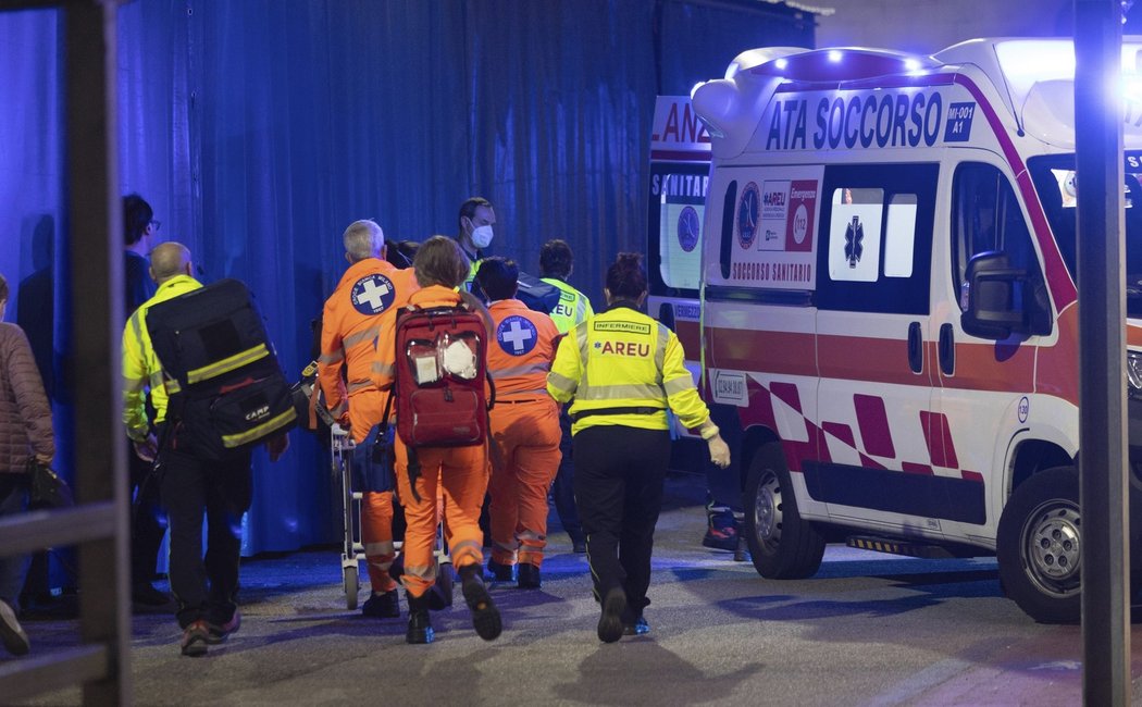 Útočník v Miláně nožem zranil fotbalistu Pabla Mariho a další čtyři lidi. Jeden člověk útok nepřežil.