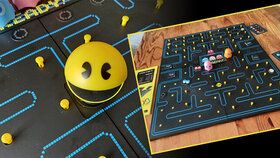 Deskova hra Pac-Man.