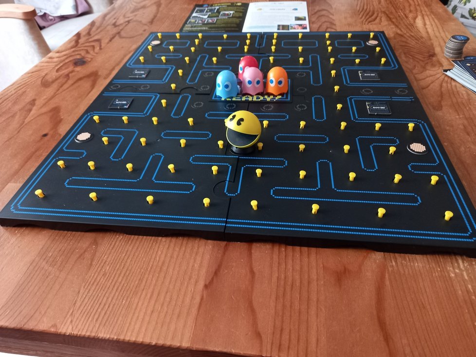 Deskova hra Pac-Man.