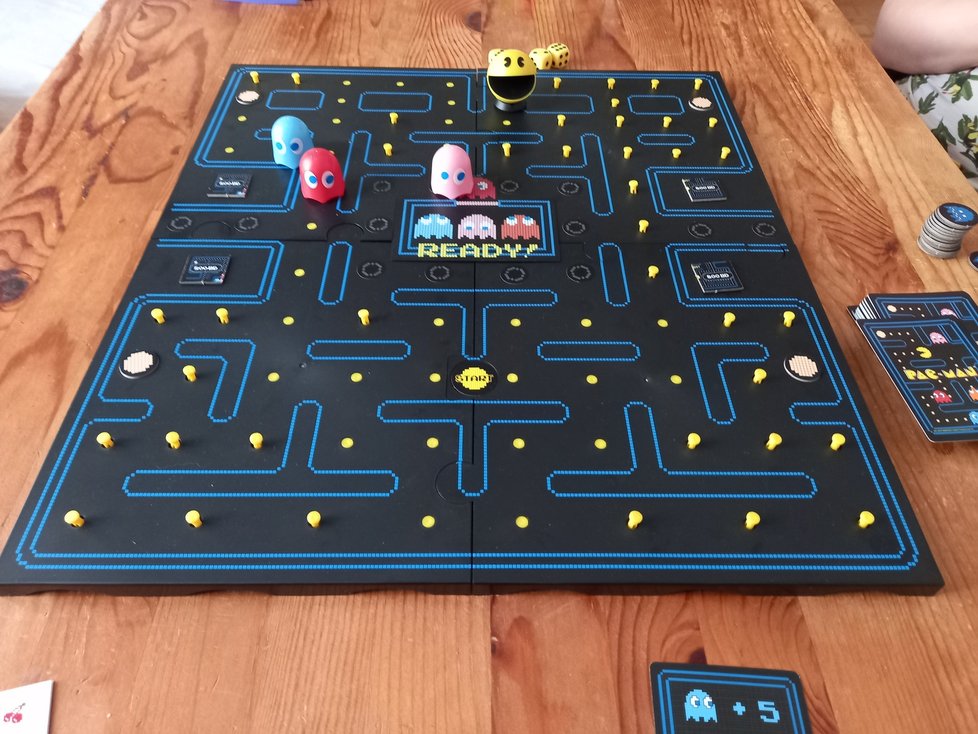 Deskova hra Pac-Man.