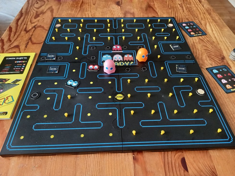 Deskova hra Pac-Man.